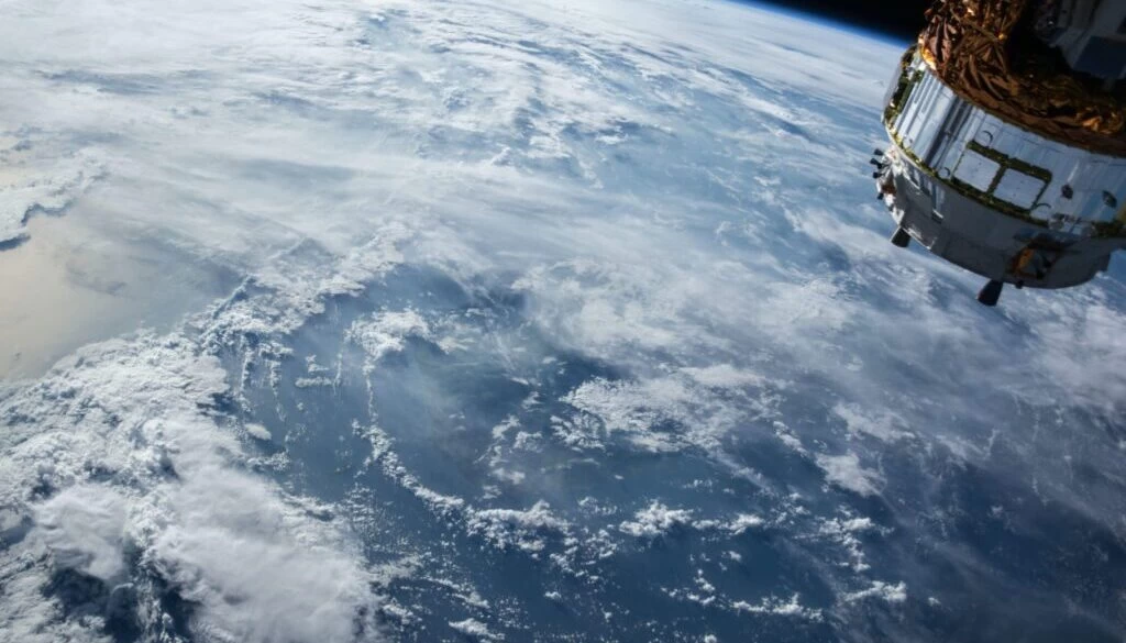 Nasa / Unpslash.com view of Earth and satellite