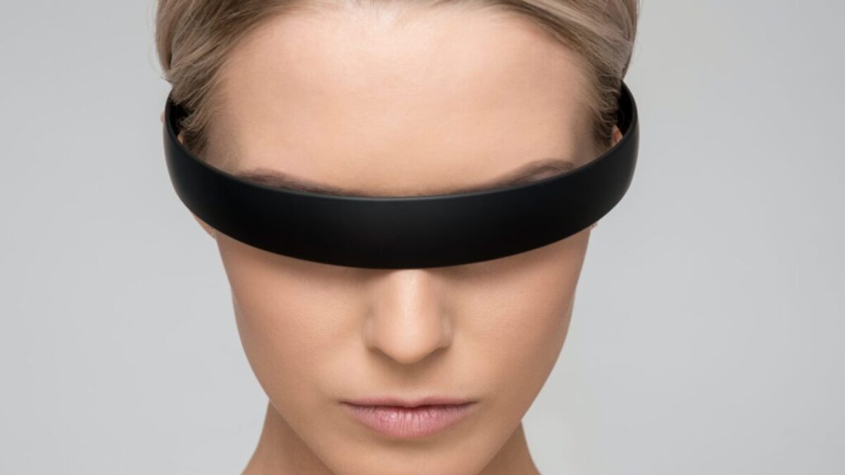 woman wearing black Alice band