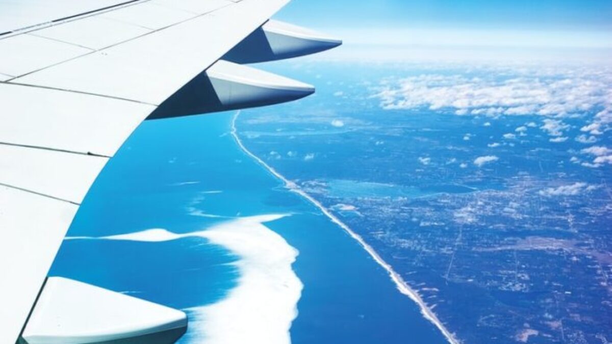 aerial photo of airplane wings during daytime