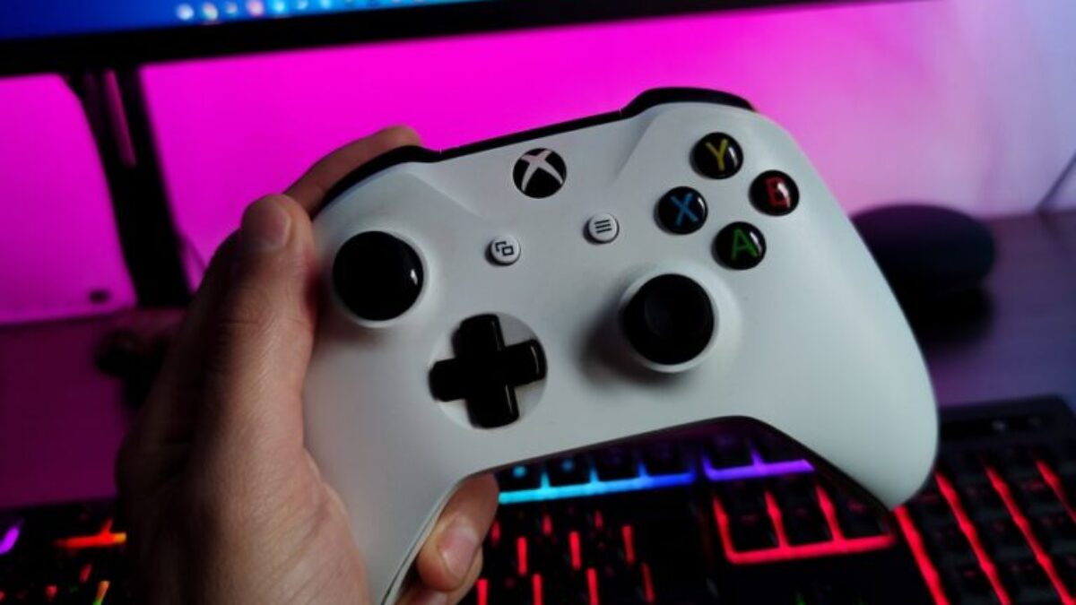 white xbox one game controller