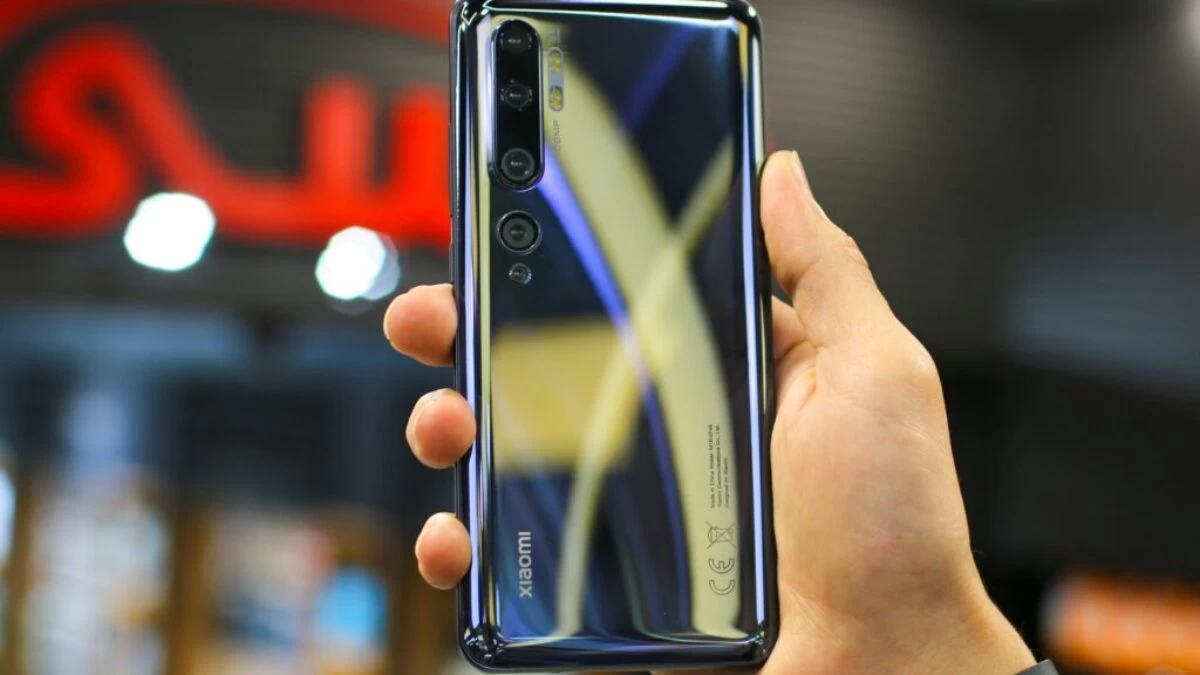 person holding silver samsung galaxys 6 edge