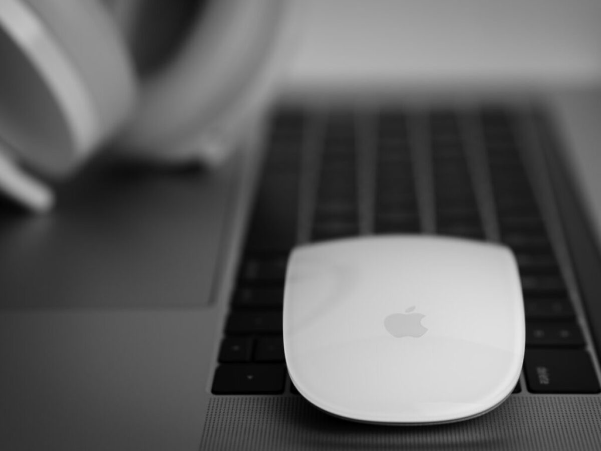 apple magic mouse on laptop computer