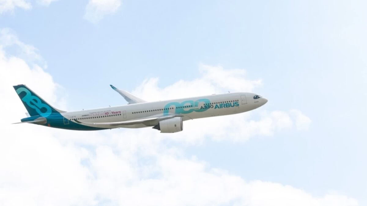 white and blue airplane flying during daytime