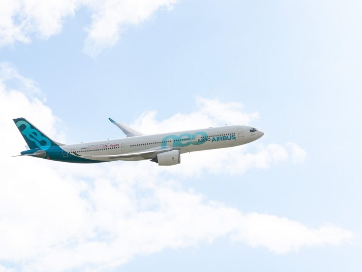 white and blue airplane flying during daytime