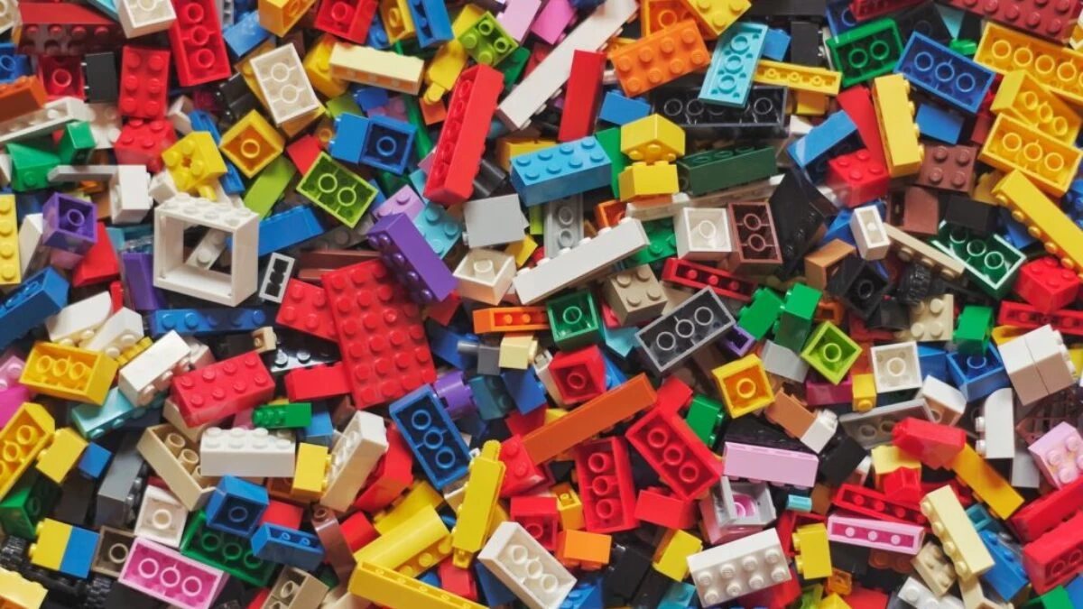 yellow red blue and green lego blocks