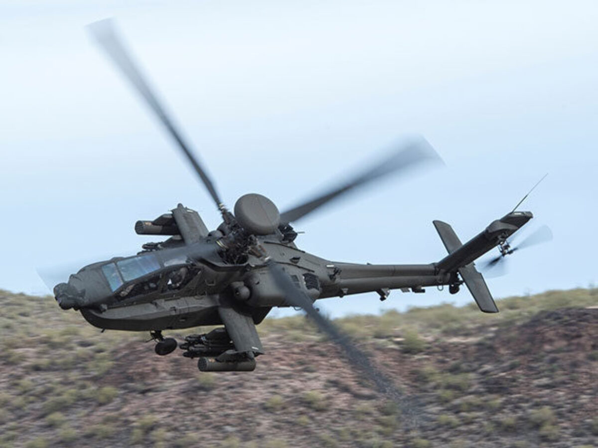 Modernizované vrtulníky Apache mohou plnit mise společně s drony