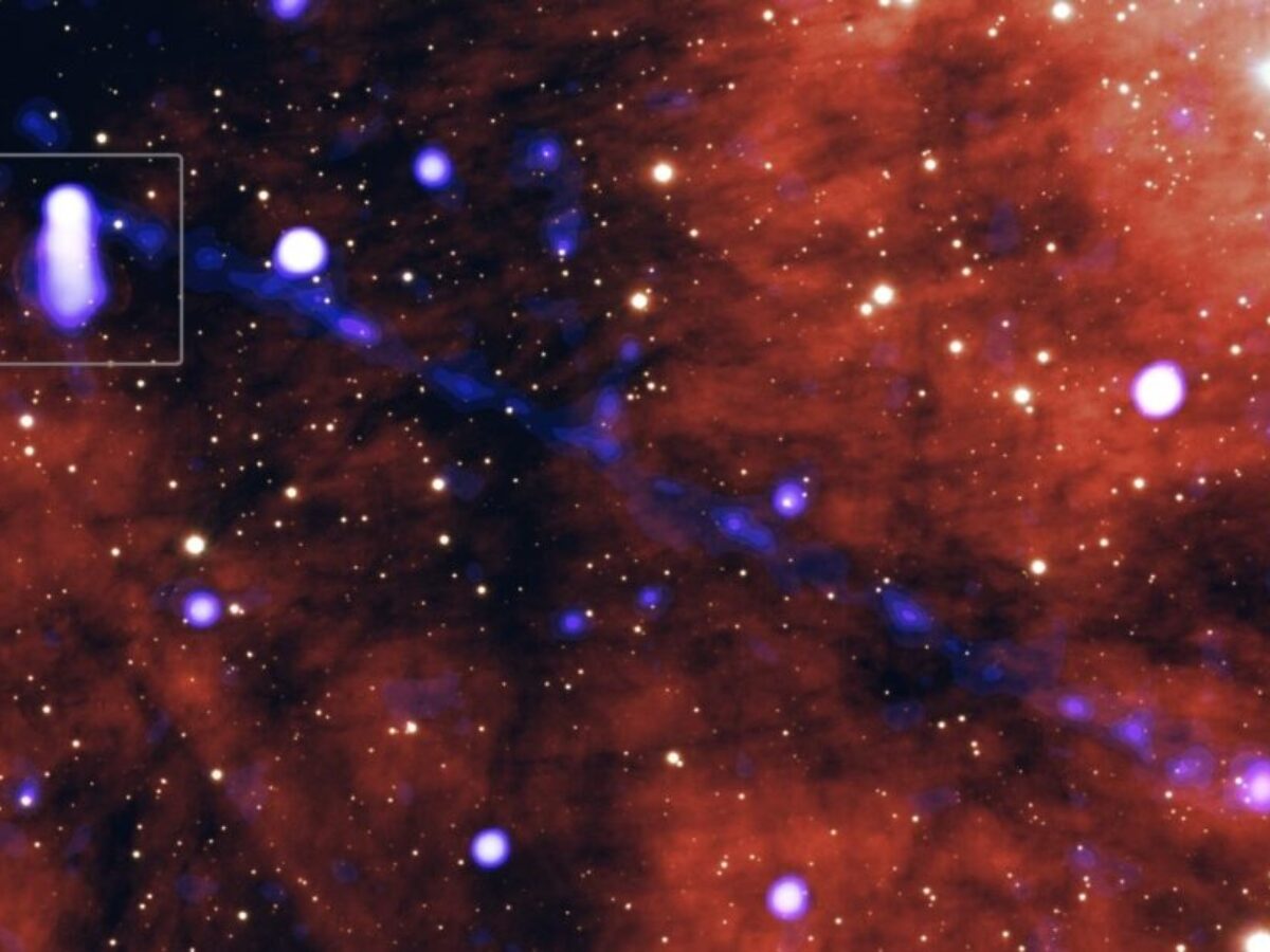 NASA zveřejnila snímek s dlouhým paprskem antihmoty vycházející z malé hvězdy