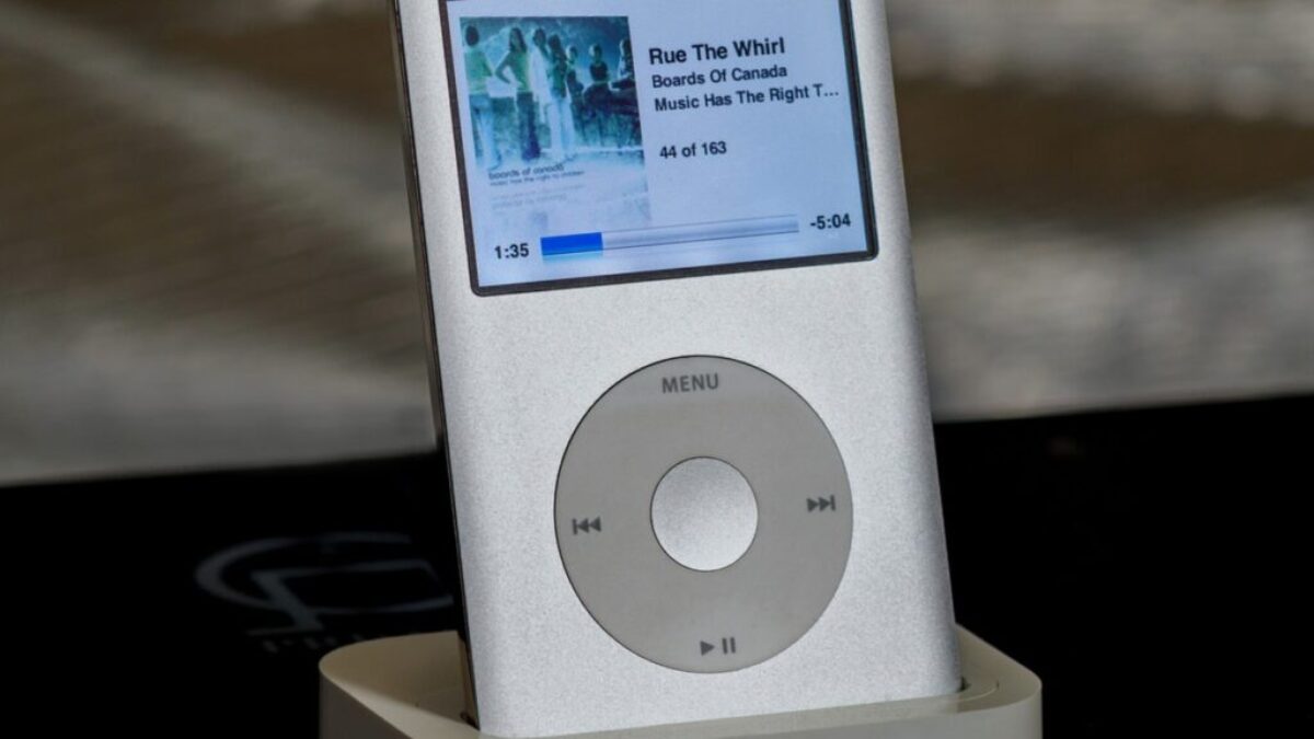 white ipod nano 4 th gen