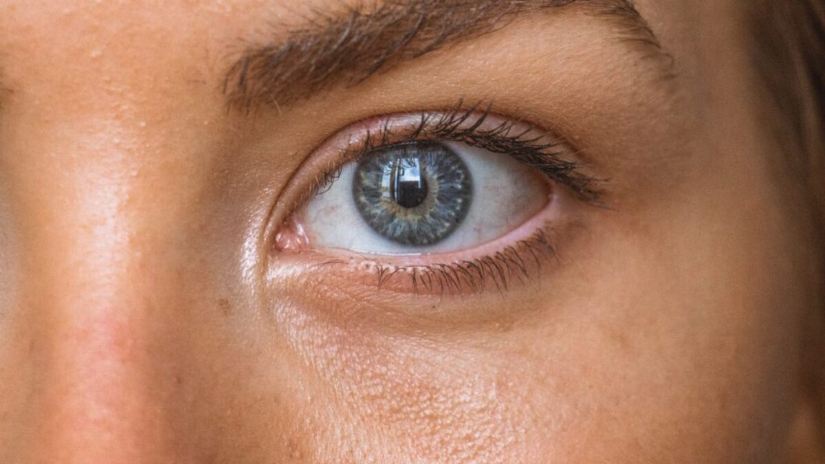 close-up photo of persons eye