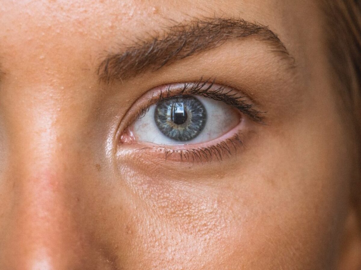 close-up photo of persons eye