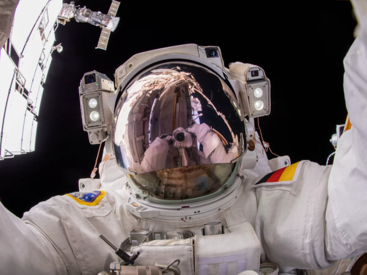 Úchvatný snímek vesmírné stanice ISS pořízený ze Země je tak jasný, že můžete vidět i astronauty