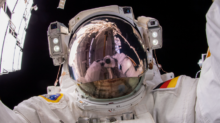 Úchvatný snímek vesmírné stanice ISS pořízený ze Země je tak jasný, že můžete vidět i astronauty