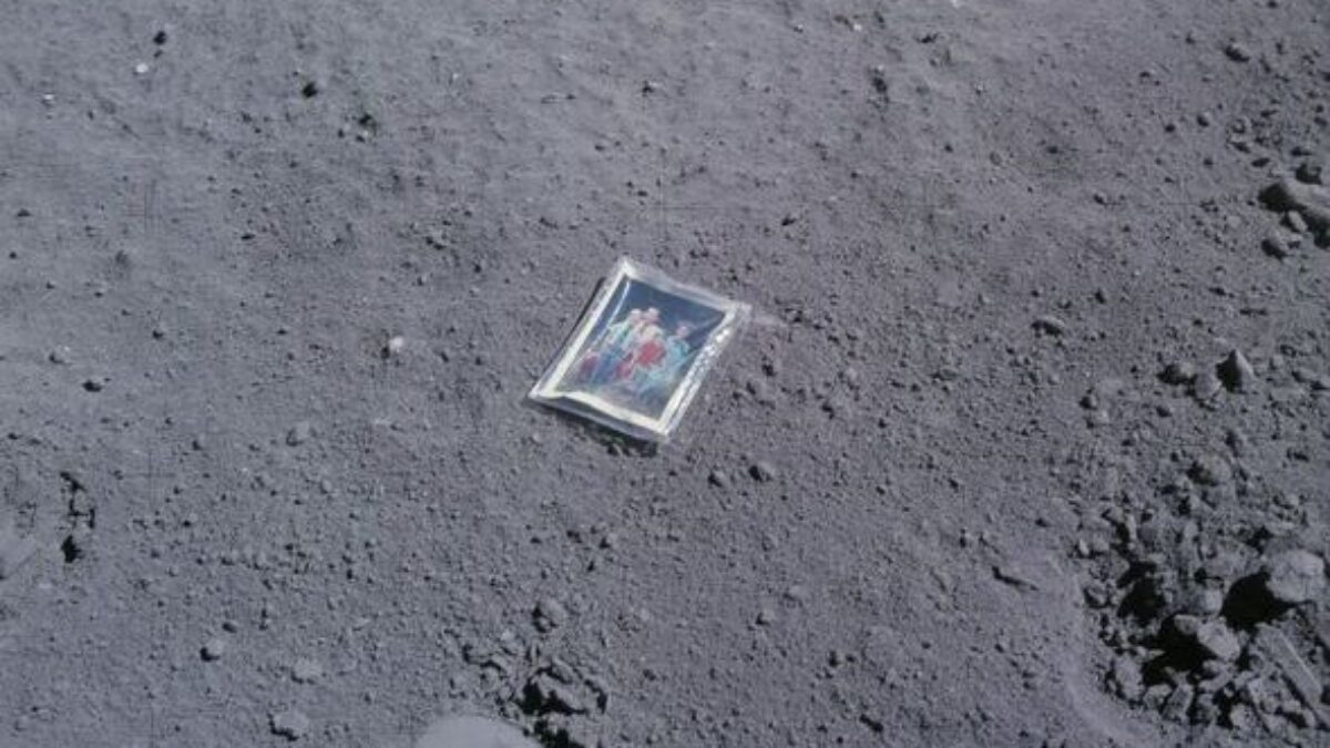 Astronaut z Apolla 16 zanechal na Měsíci skrytou zprávu napsanou na rodinný portrét. Co je to za zprávu?