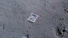 Astronaut z Apolla 16 zanechal na Měsíci skrytou zprávu napsanou na rodinný portrét. Co je to za zprávu?