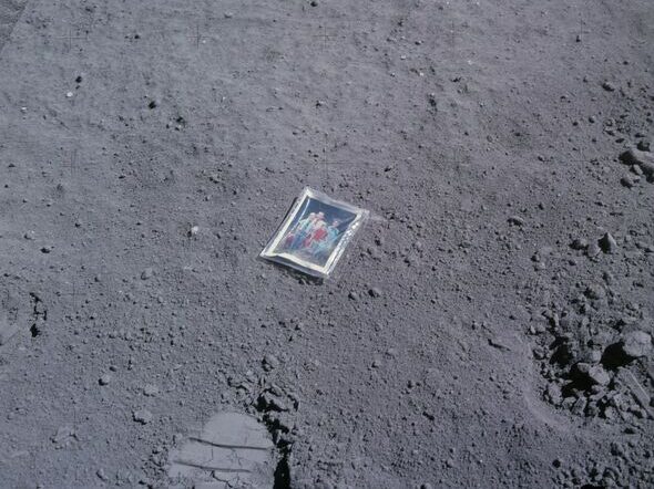 Astronaut z Apolla 16 zanechal na Měsíci skrytou zprávu napsanou na rodinný portrét. Co je to za zprávu?