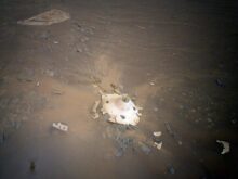 Fotografie z Marsu ukazuje něco, co vypadá jako ztroskotané UFO. Co to ve skutečnosti je?