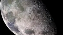 Voda ze zemské atmosféry může pršet na Měsíc. Je tam více vody, než byste čekali