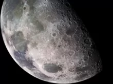 Voda ze zemské atmosféry může pršet na Měsíc. Je tam více vody, než byste čekali