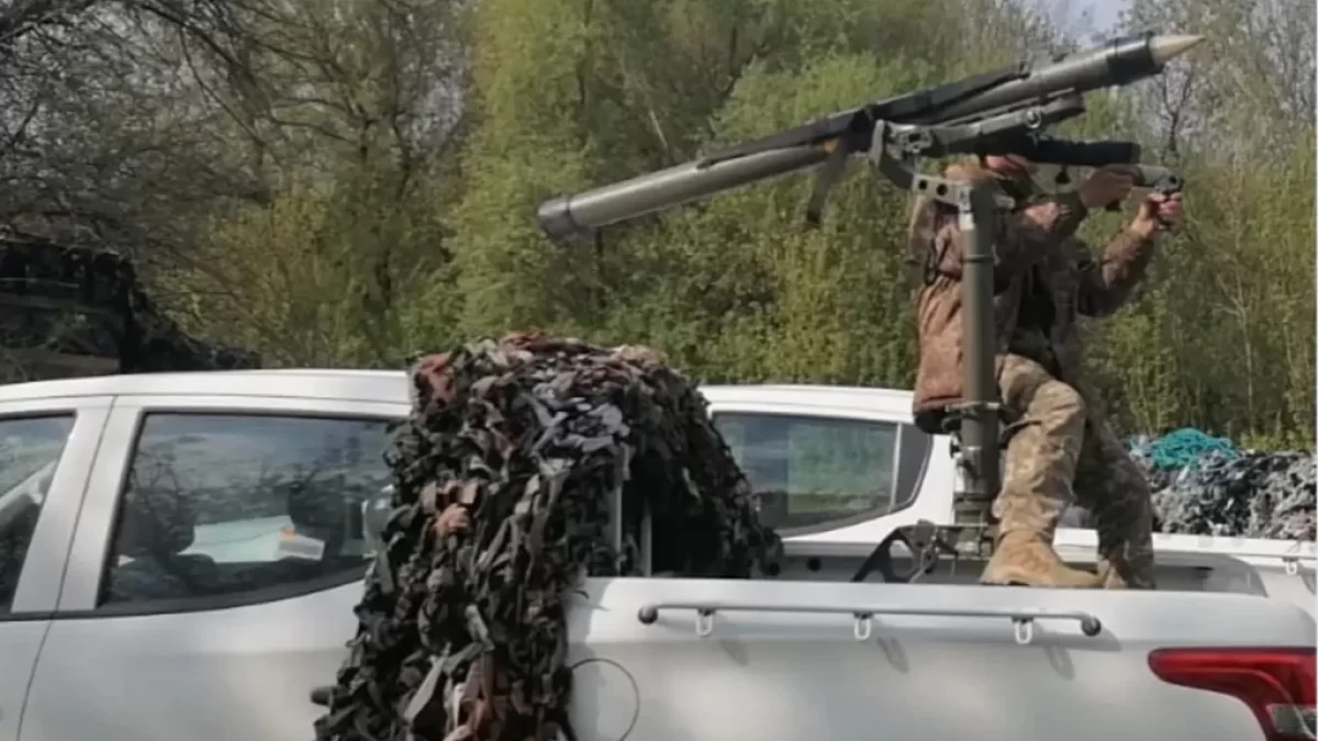 Ukrajina mění nákladní automobily Fiat na mobilní raketové systémy. Prsty v tom má i Česko. Podívejte se, jak jsou vynalézaví