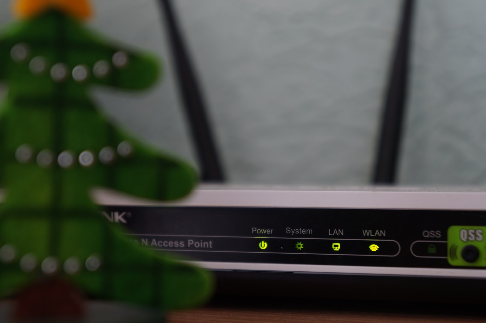 - Techsvět white and black modem router with four lights