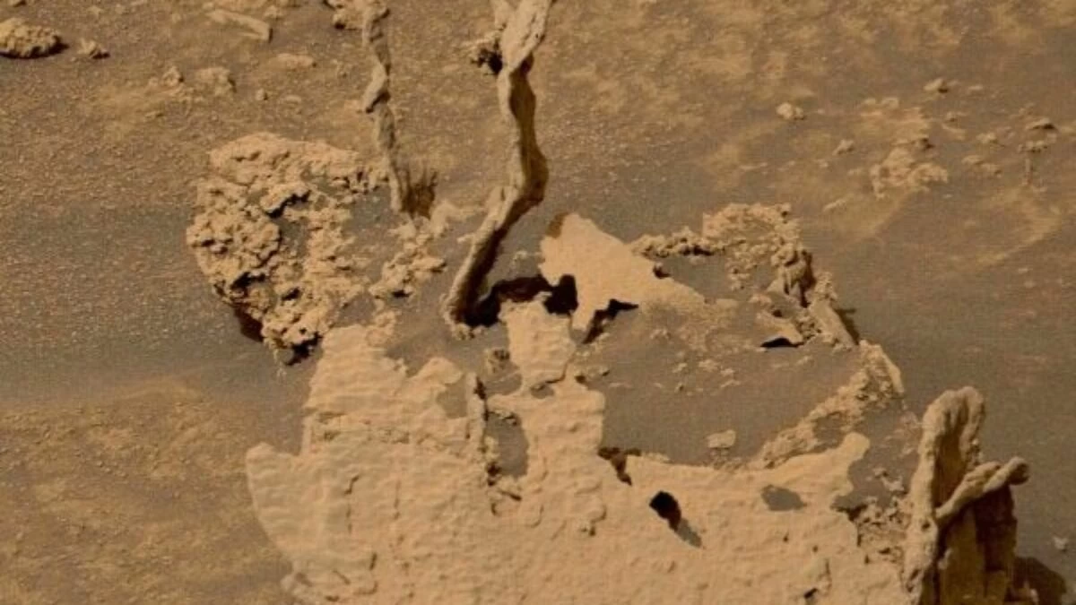 Curiosity Rover našel na Marsu marťanské věže vyrobené ze skály. Vyrobili je mimozemšťané?