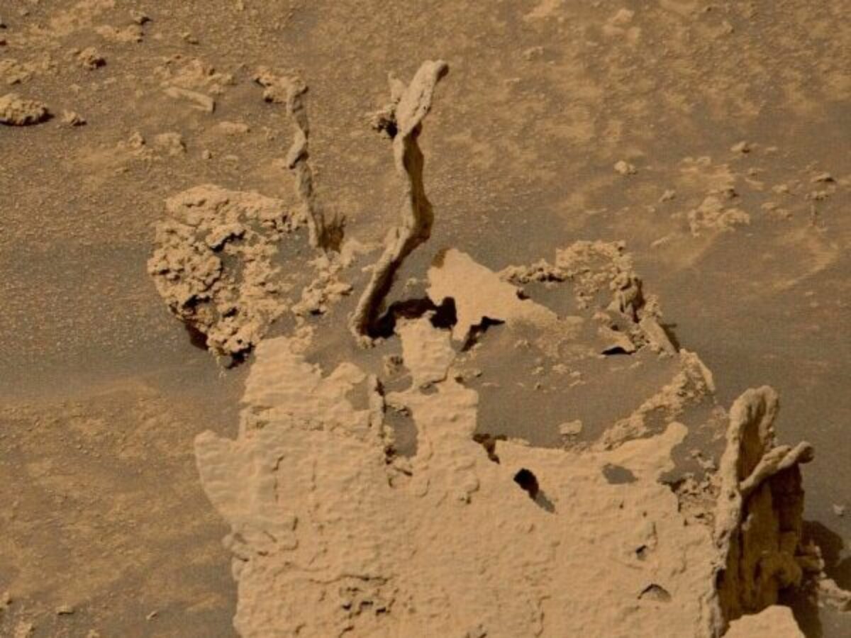 Curiosity Rover našel na Marsu marťanské věže vyrobené ze skály. Vyrobili je mimozemšťané?