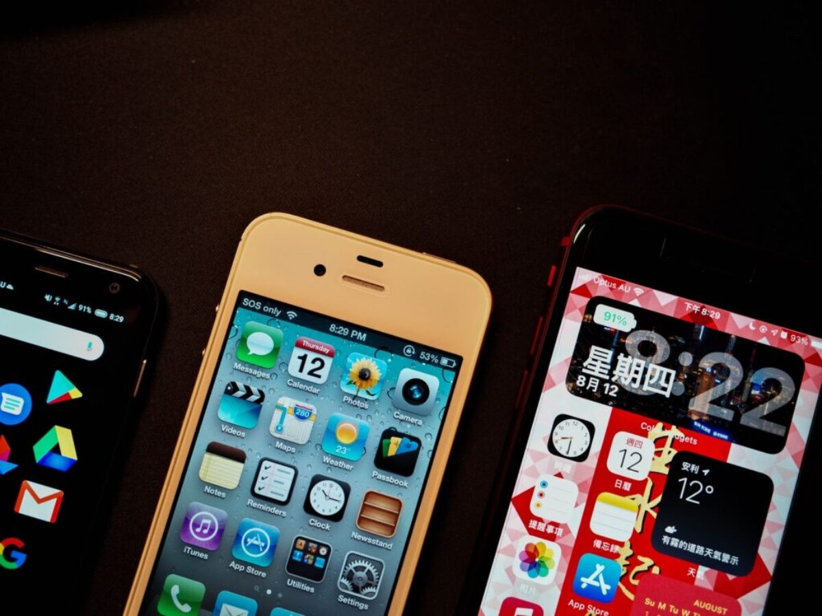 white iphone 4 on black surface