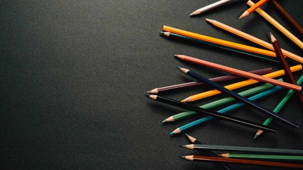 blue red and yellow color pencils