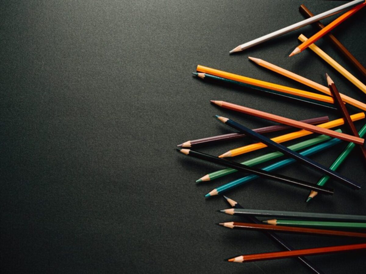 blue red and yellow color pencils