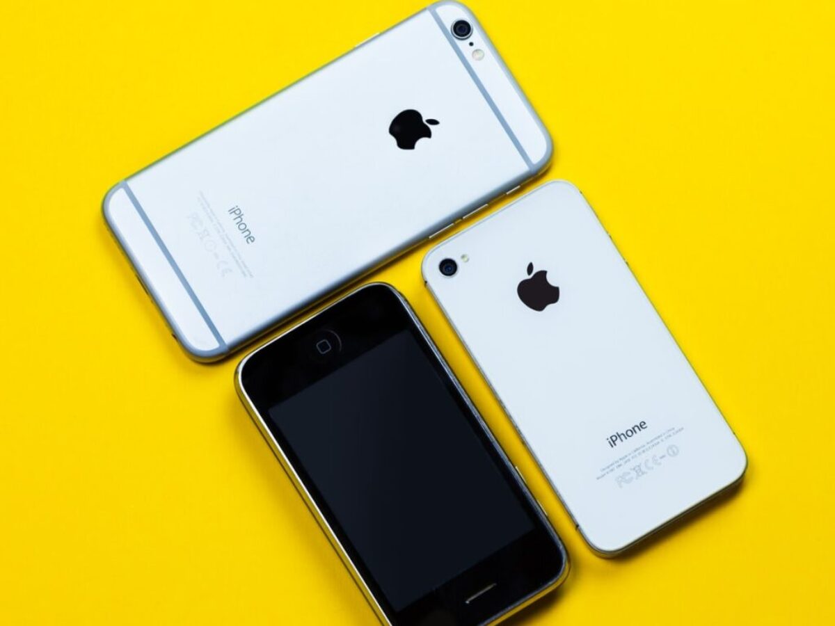 white iphone 4 beside black iphone 4