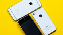 white iphone 4 beside black iphone 4