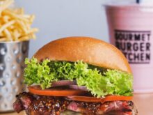 burger with lettuce and tomato