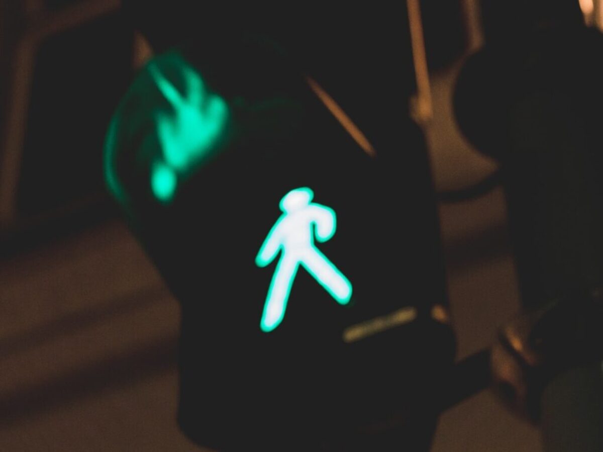 traffic light walking sign close-up photography