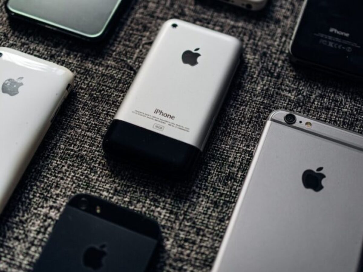 silver iphone 6 and space gray iphone 6