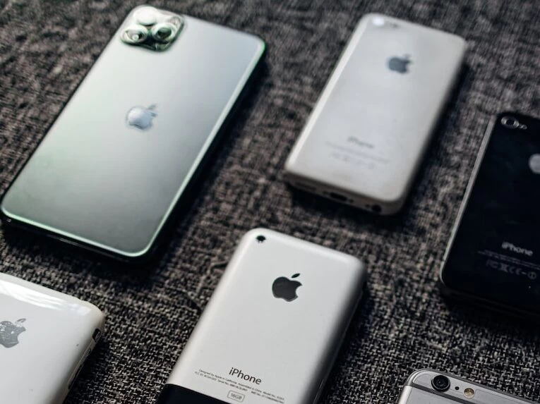 silver iphone 6 and space gray iphone 6
