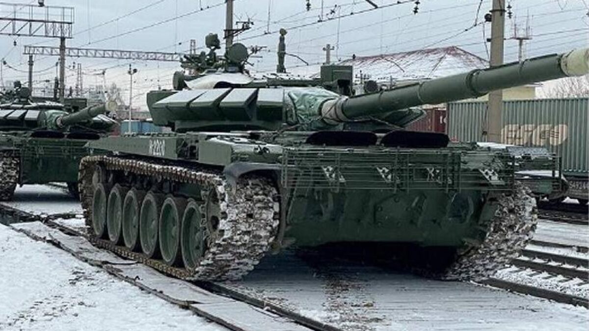 Ruská modernizace tanku T-72B3 (2022). Přes pancíř už nejde vidět konstrukce
