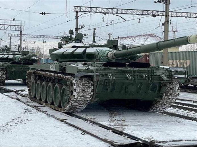 Ruská modernizace tanku T-72B3 (2022). Přes pancíř už nejde vidět konstrukce