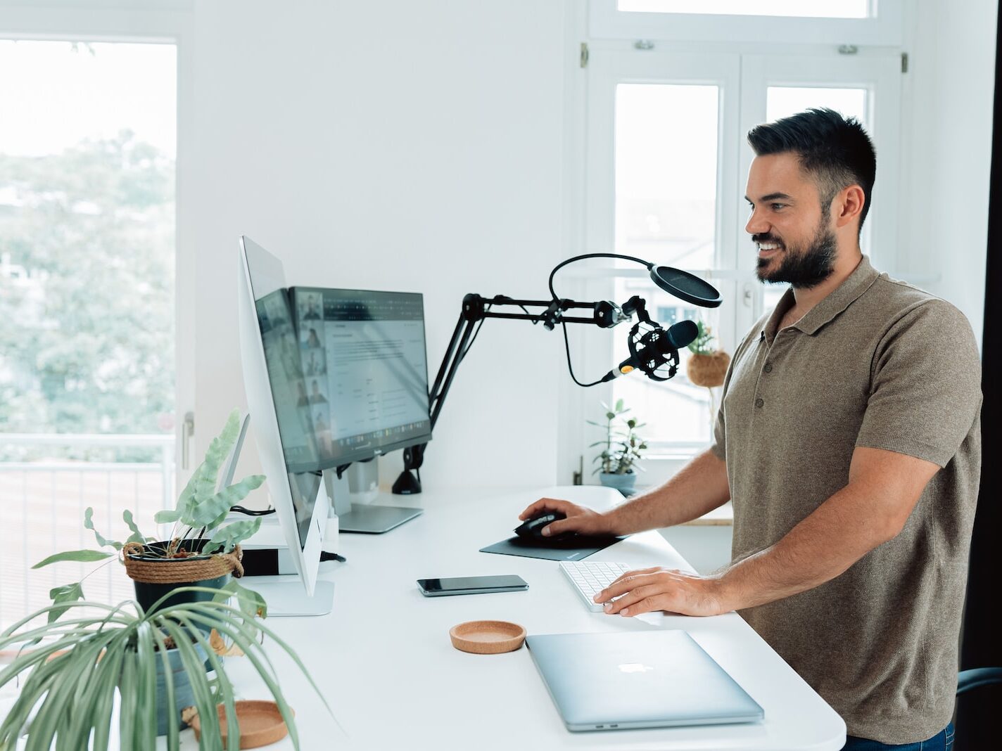 man in gray crew neck t-shirt using silver macbook
