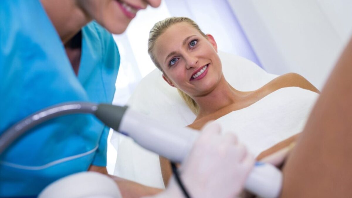 Epilace laserem na laser clinic a opalování: rizika a preventivní opatření