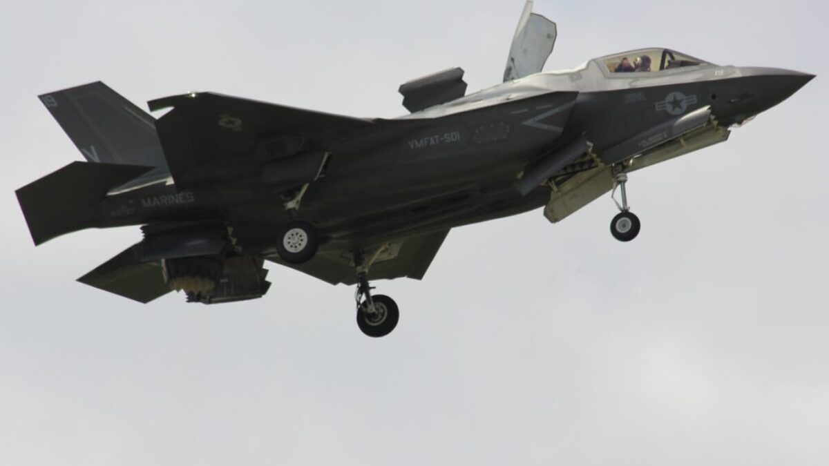 gray jet plane airborne