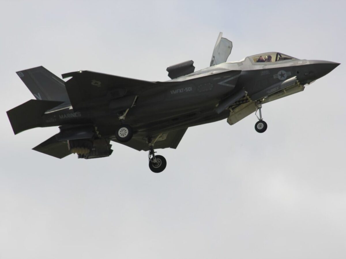 gray jet plane airborne