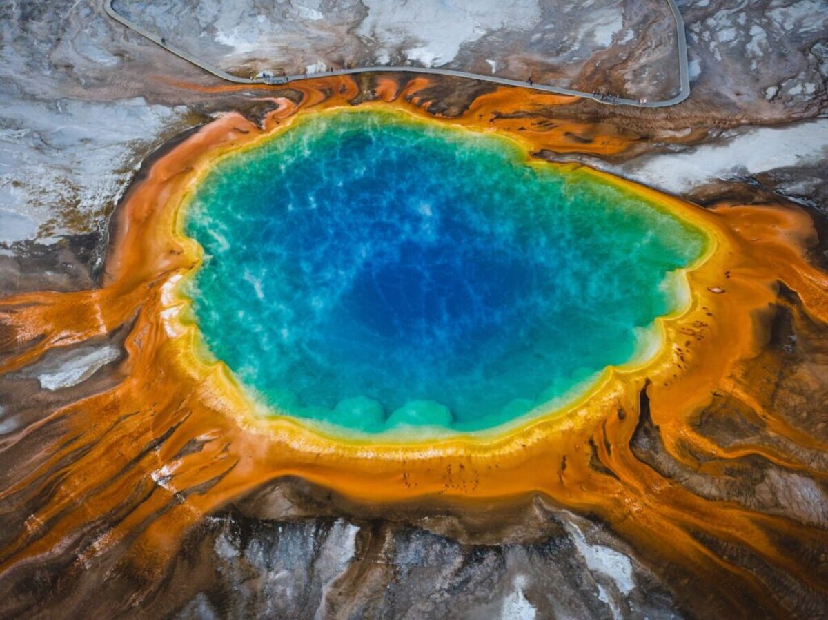 blue and brown water on brown rock
