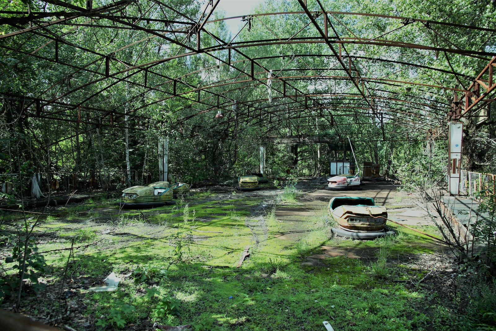 Photo by Yasemin Atalay - Techsvět abandoned cars inside building