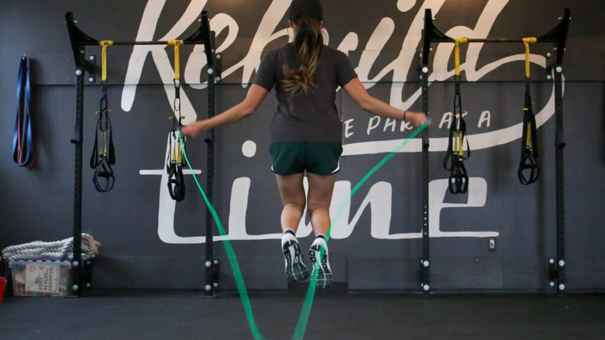 woman using jumping rope