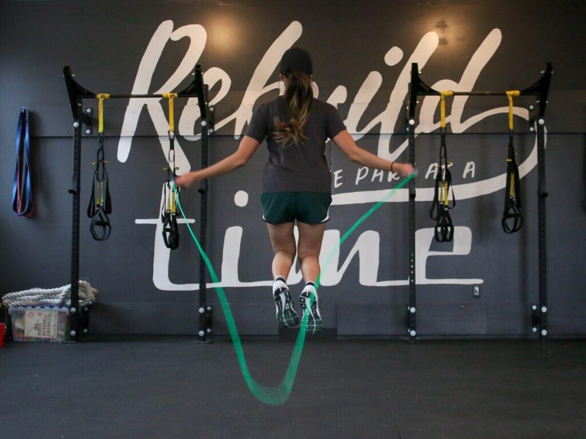 woman using jumping rope