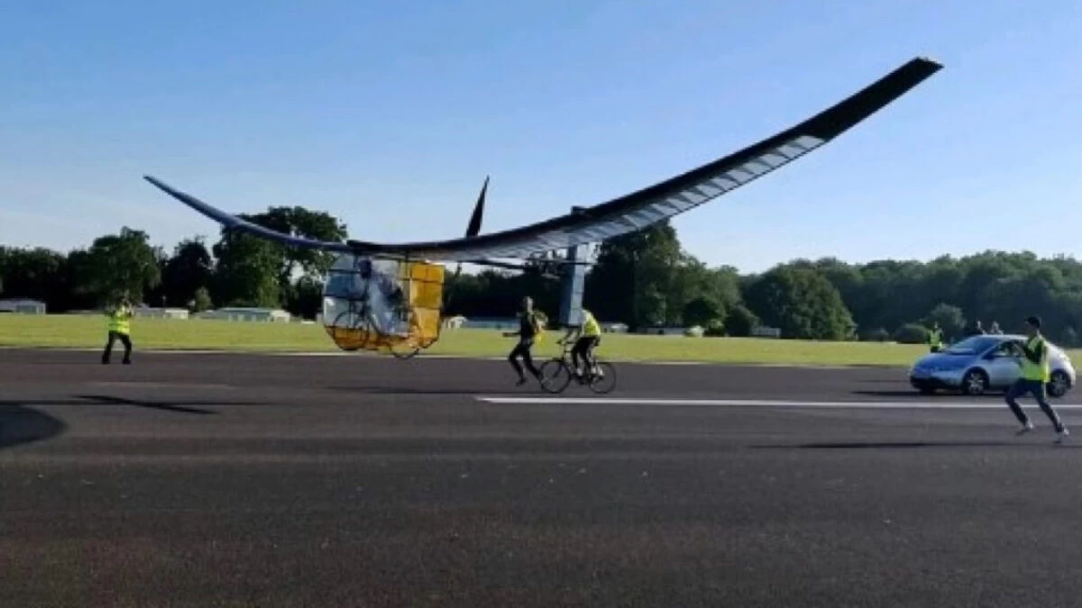 Studenti postavili letadlo poháněné lidskou silou. Nemá motor, pilot šlape na kole