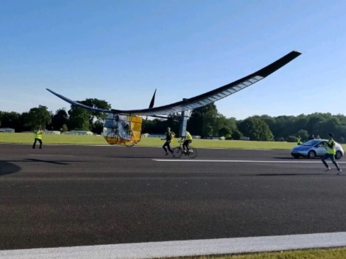 Studenti postavili letadlo poháněné lidskou silou. Nemá motor, pilot šlape na kole