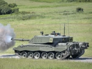 Ukrajinský tank jako zázrakem unikl zničení