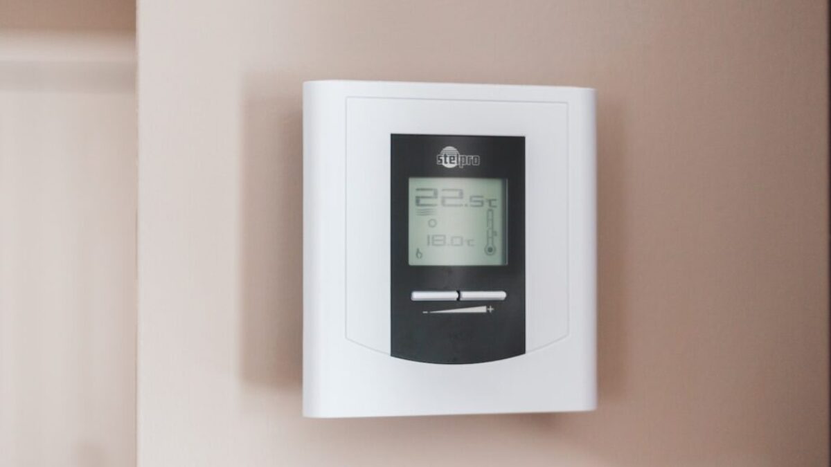 white and gray thermostat at 19 5