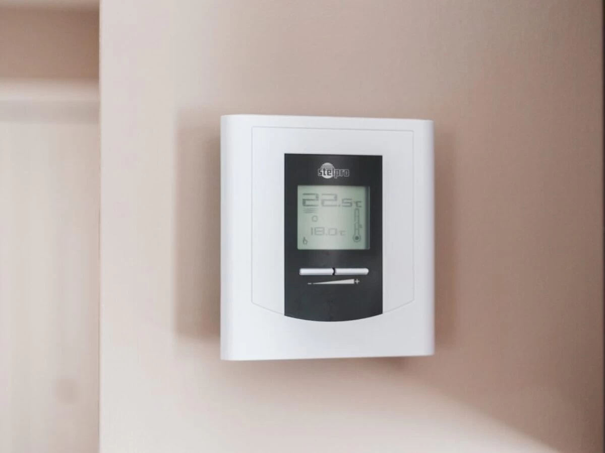 white and gray thermostat at 19 5